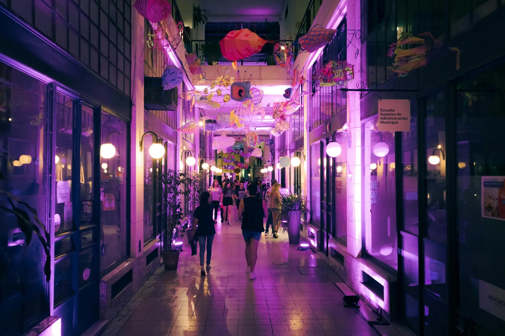 Scenographie evenementielle avec neon pour activation de marque SMACK Studio