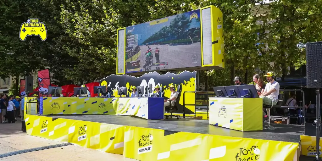 eTour de France LCL — set design plateau esport, fond LED & habillage scène SMACK Studio